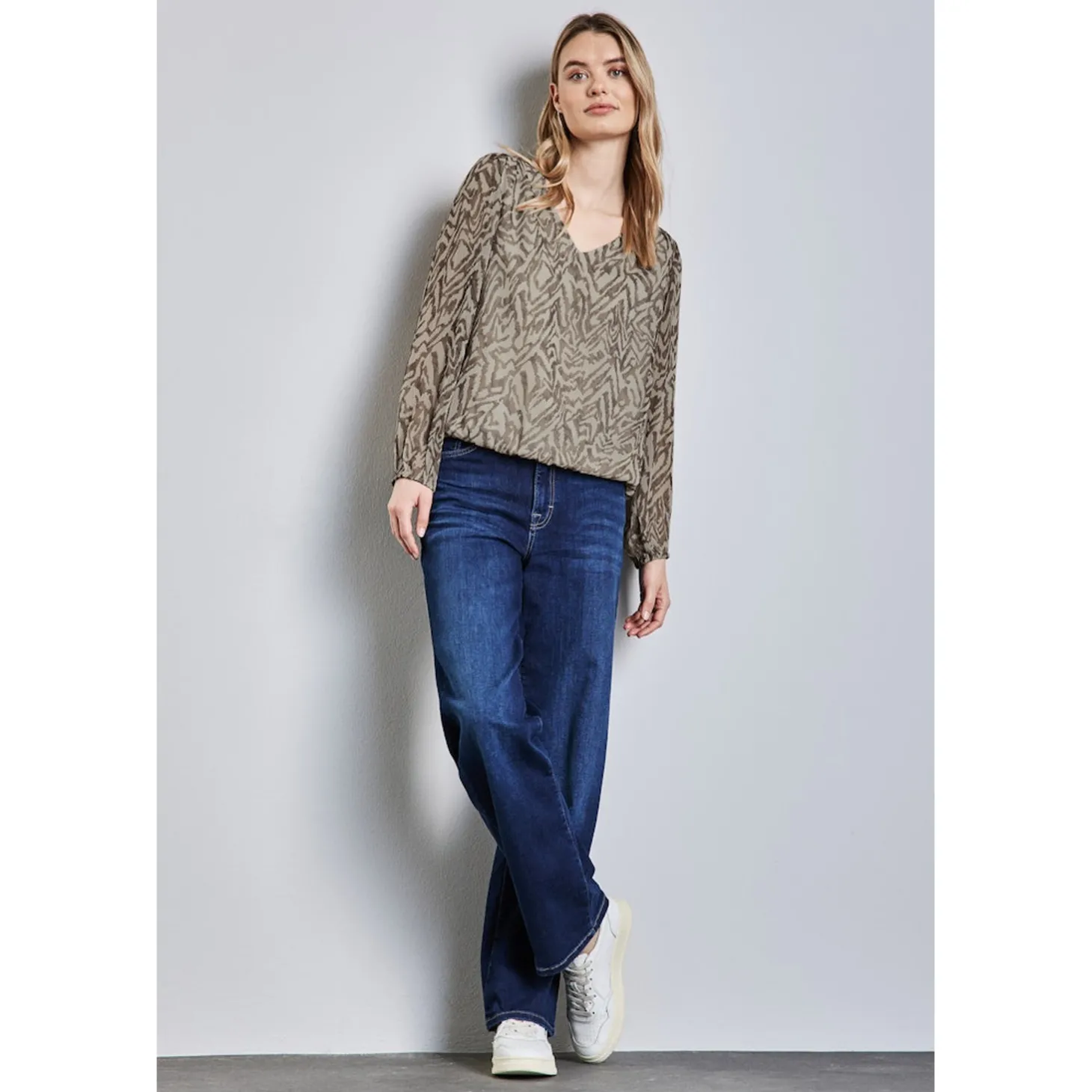 Chiffon V-neck blouse w gather