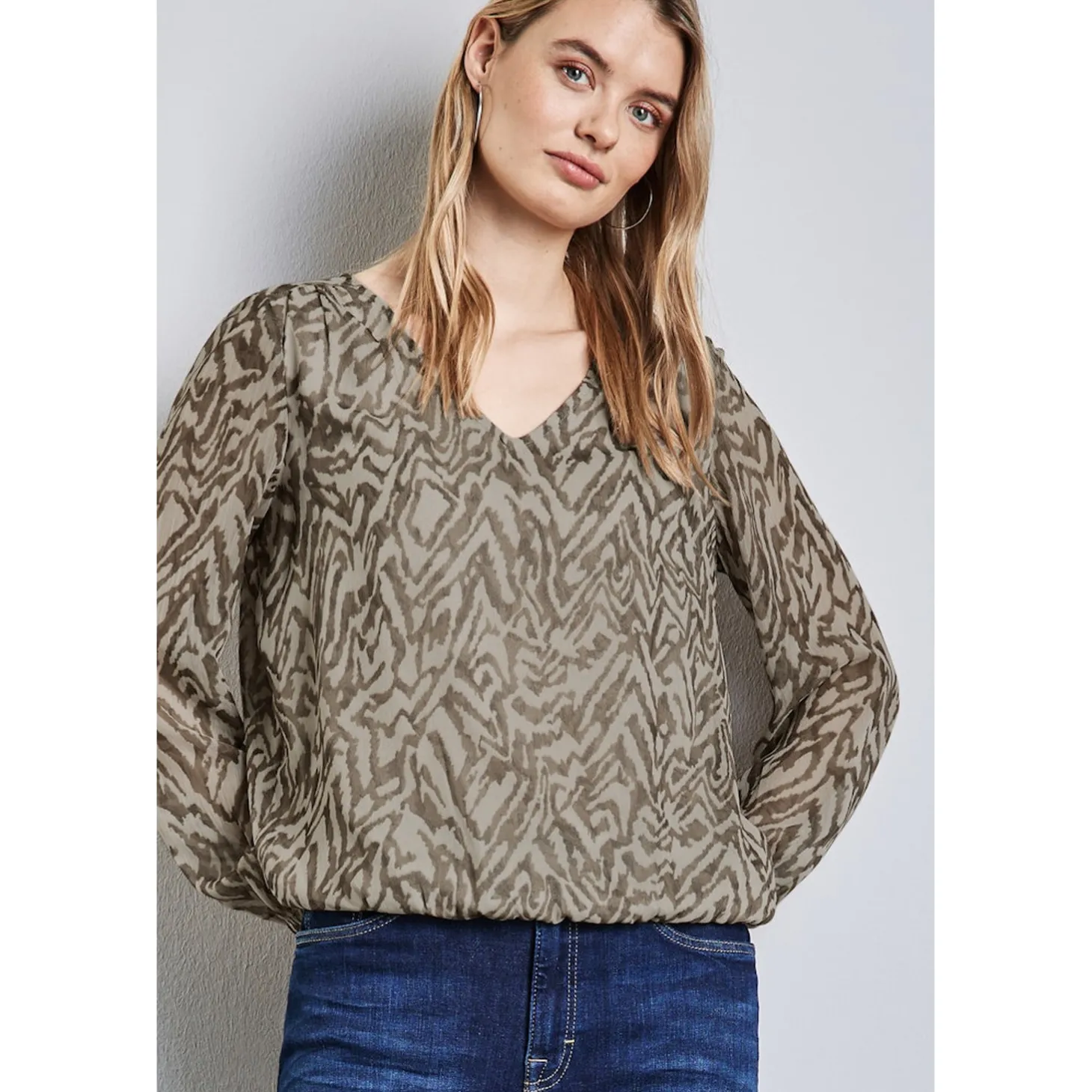 Chiffon V-neck blouse w gather