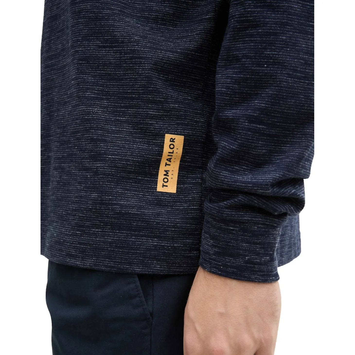 Injected t-shirt snood