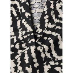 LTD QR Splitneck blouse w turn
