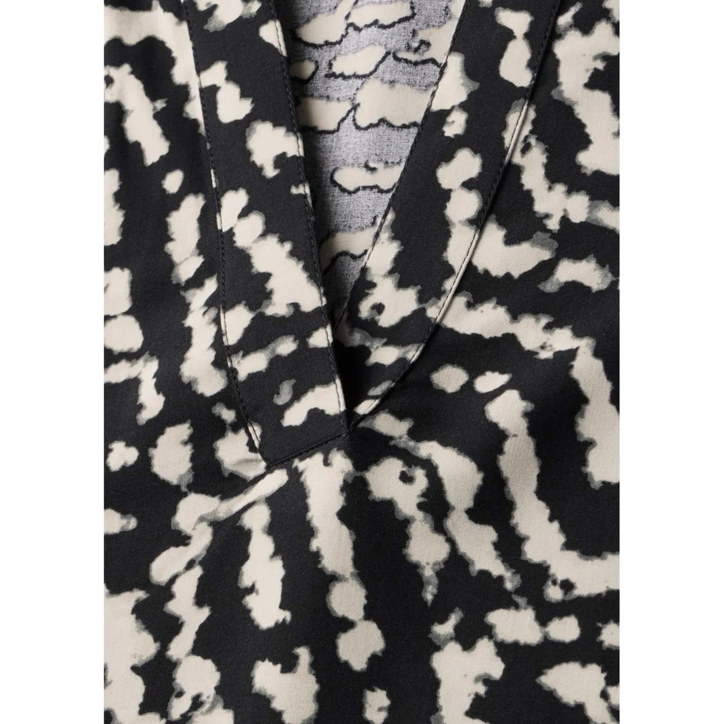 LTD QR Splitneck blouse w turn