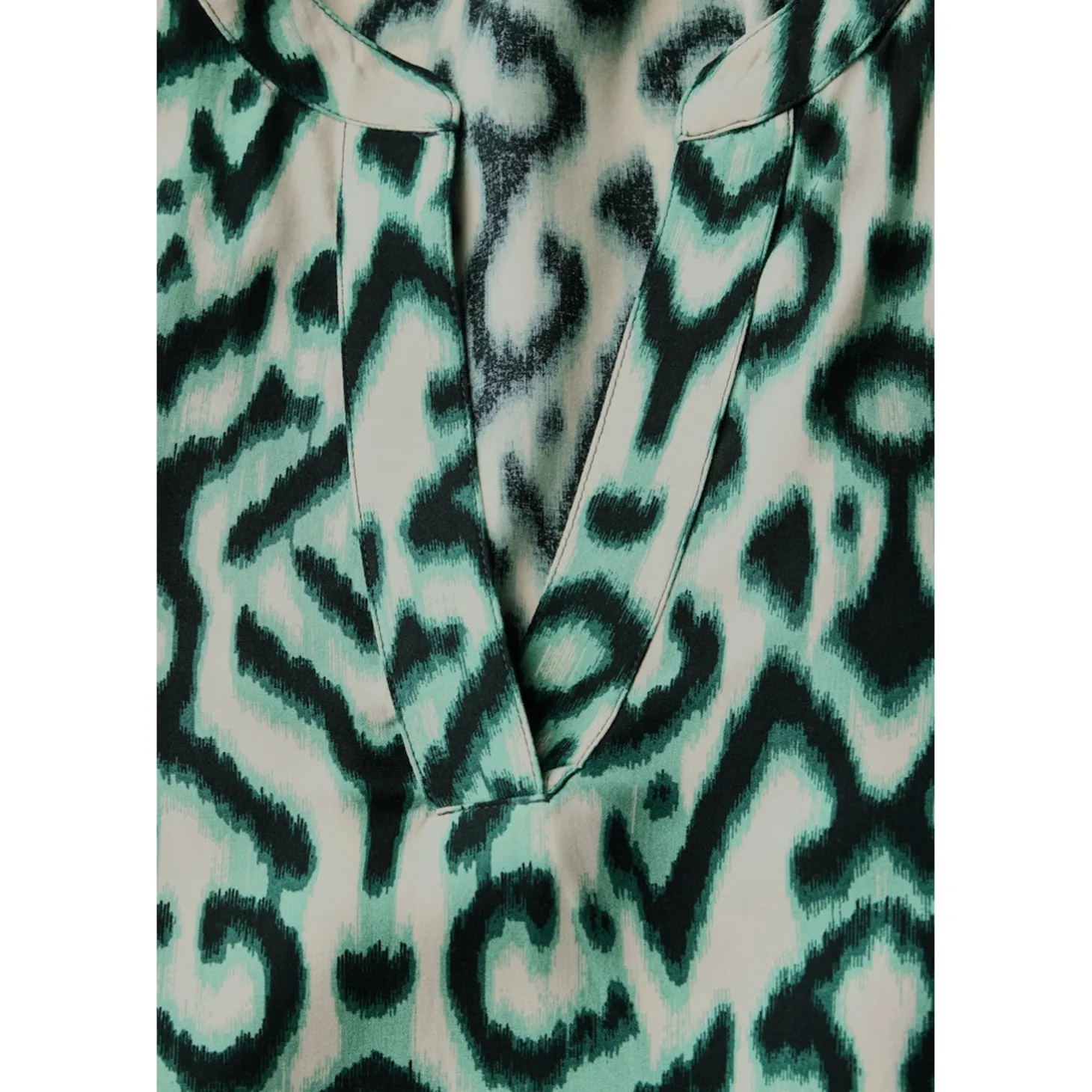 LTD QR Splitneck blouse w turn