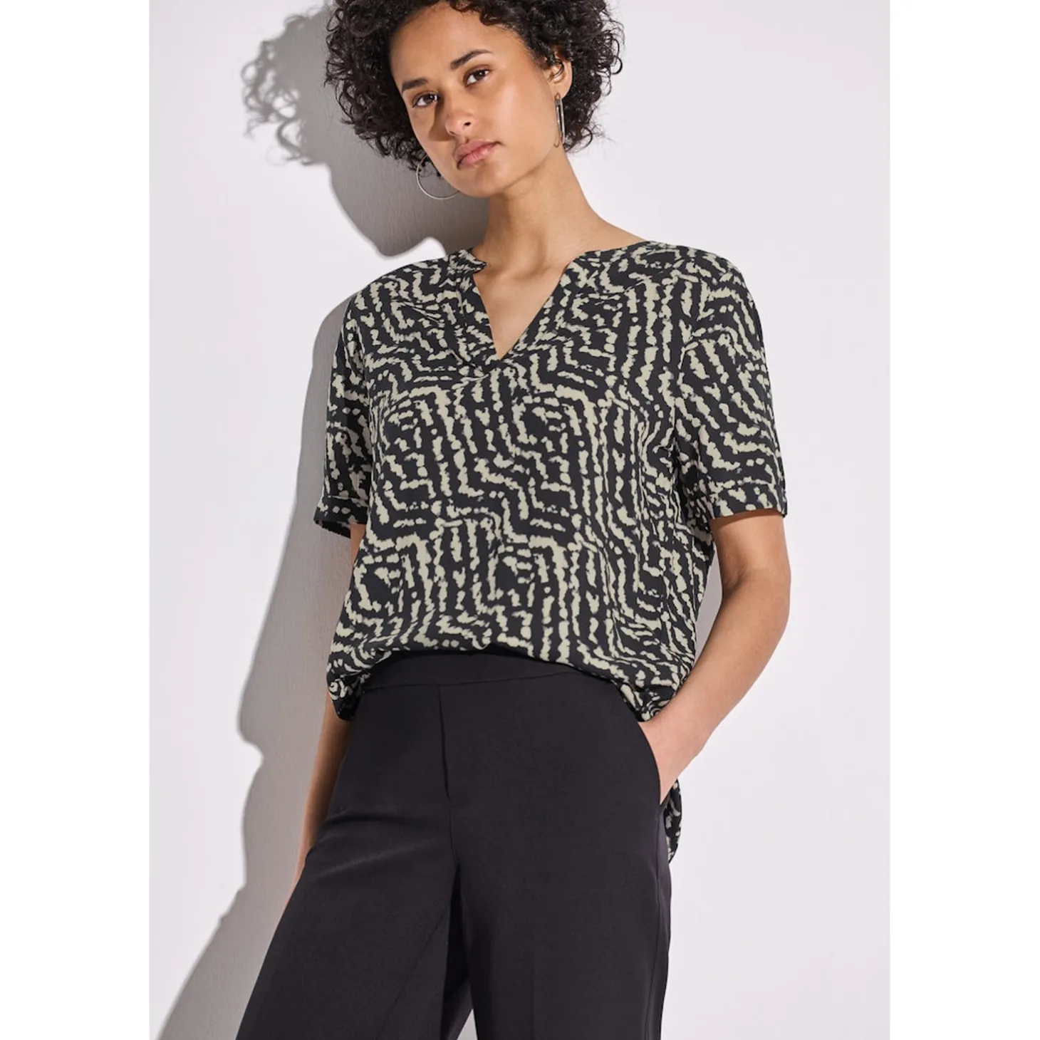 LTD QR Splitneck blouse w turn
