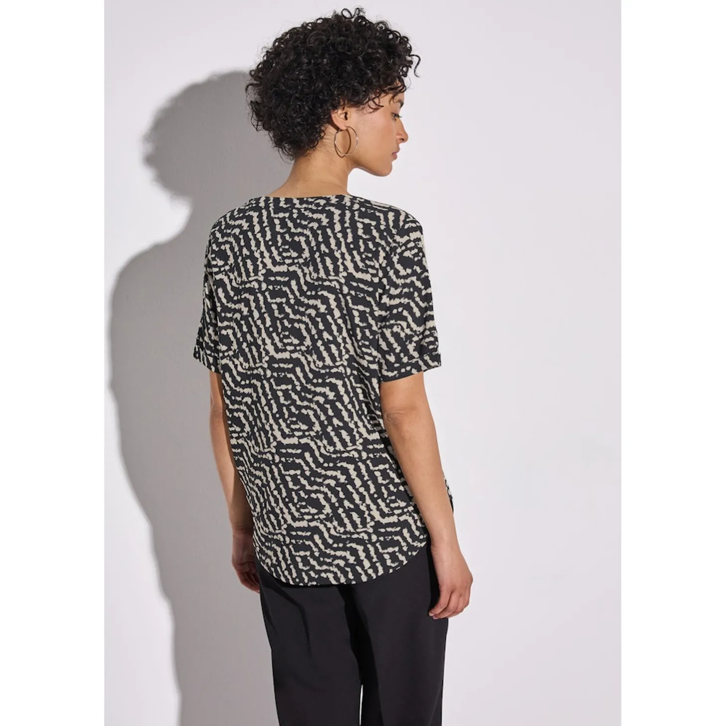 LTD QR Splitneck blouse w turn