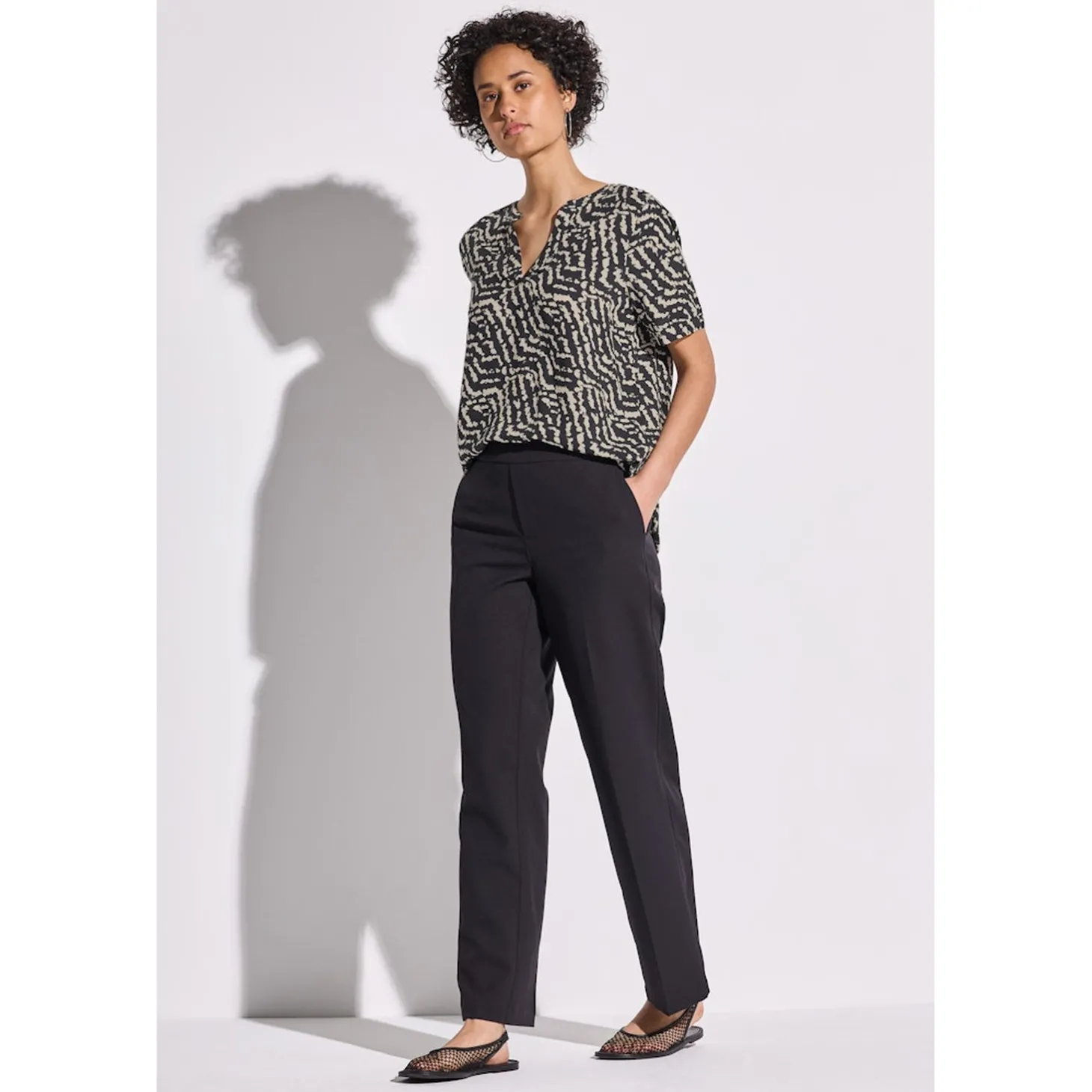 LTD QR Splitneck blouse w turn
