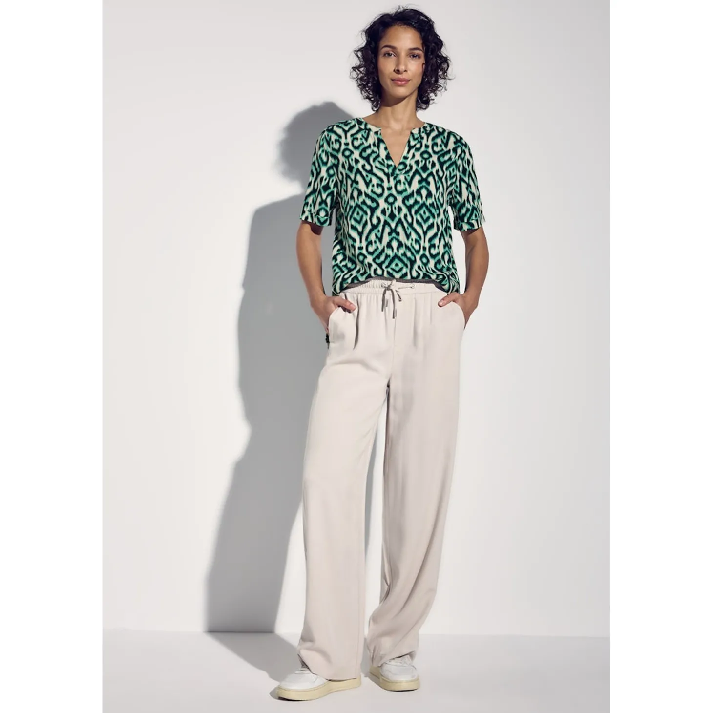 LTD QR Splitneck blouse w turn