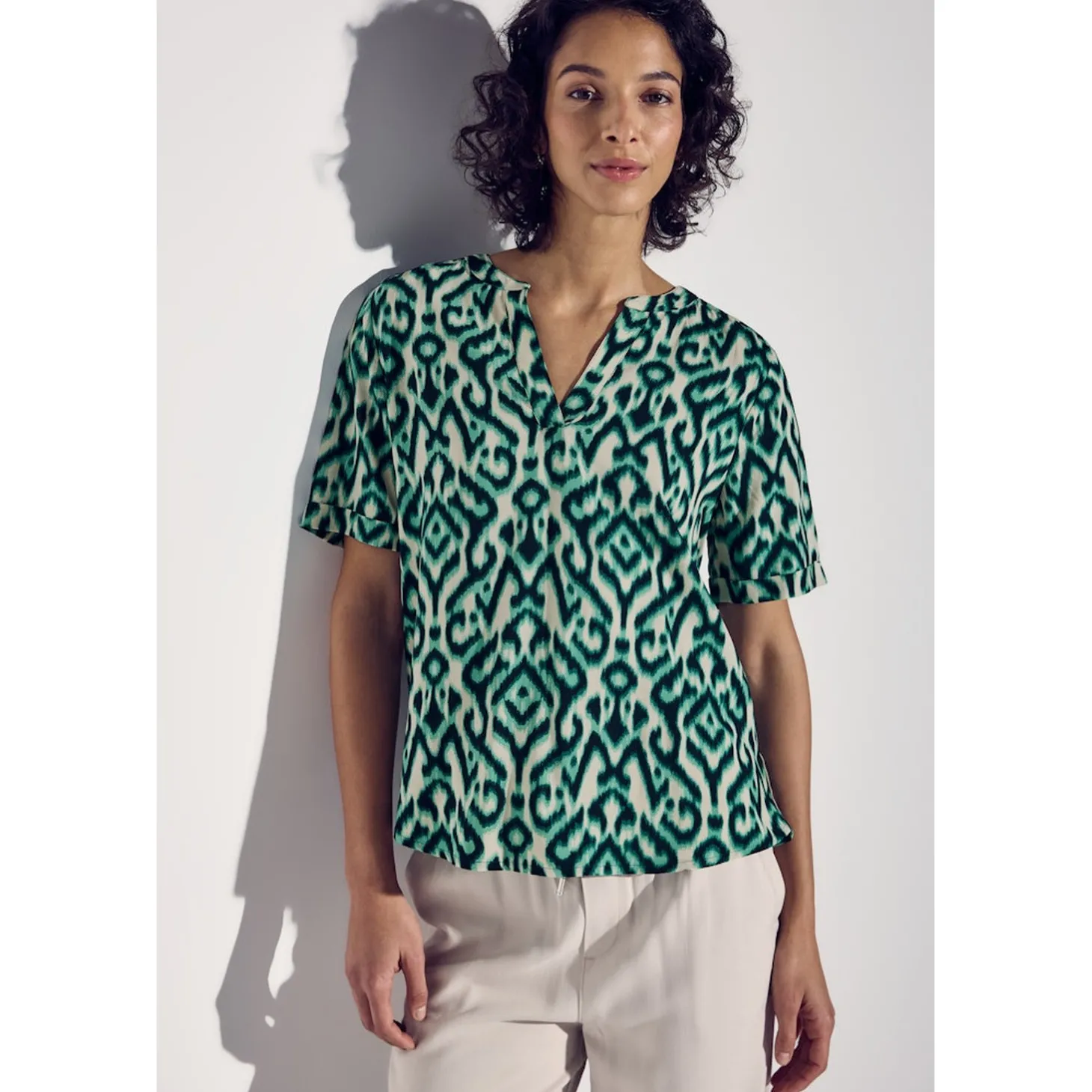 LTD QR Splitneck blouse w turn