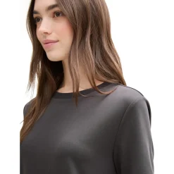 Modern fluent t-shirt