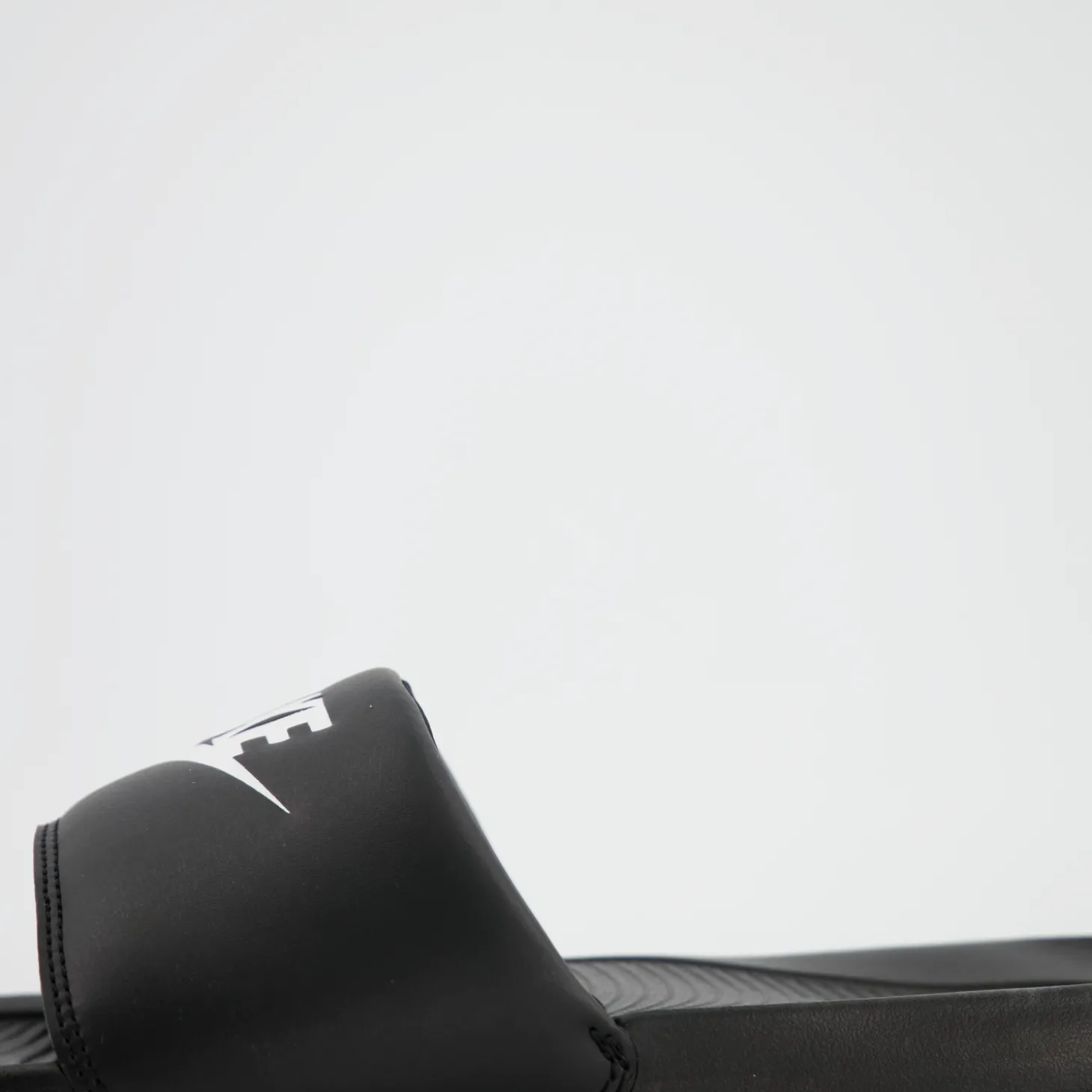 NIKE VICTORI ONE MEN-S SLIDE