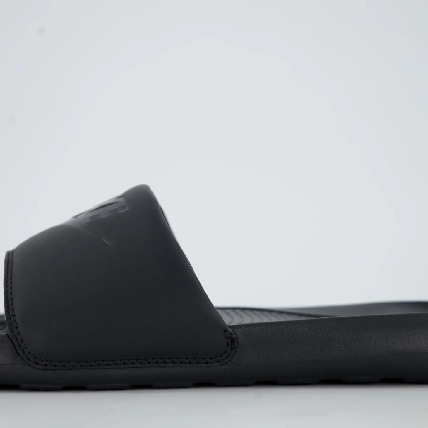 NIKE VICTORI ONE SLIDE