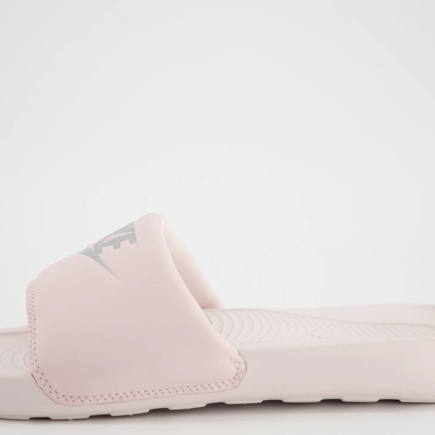 NIKE VICTORI ONE WOMEN-S SLIDE