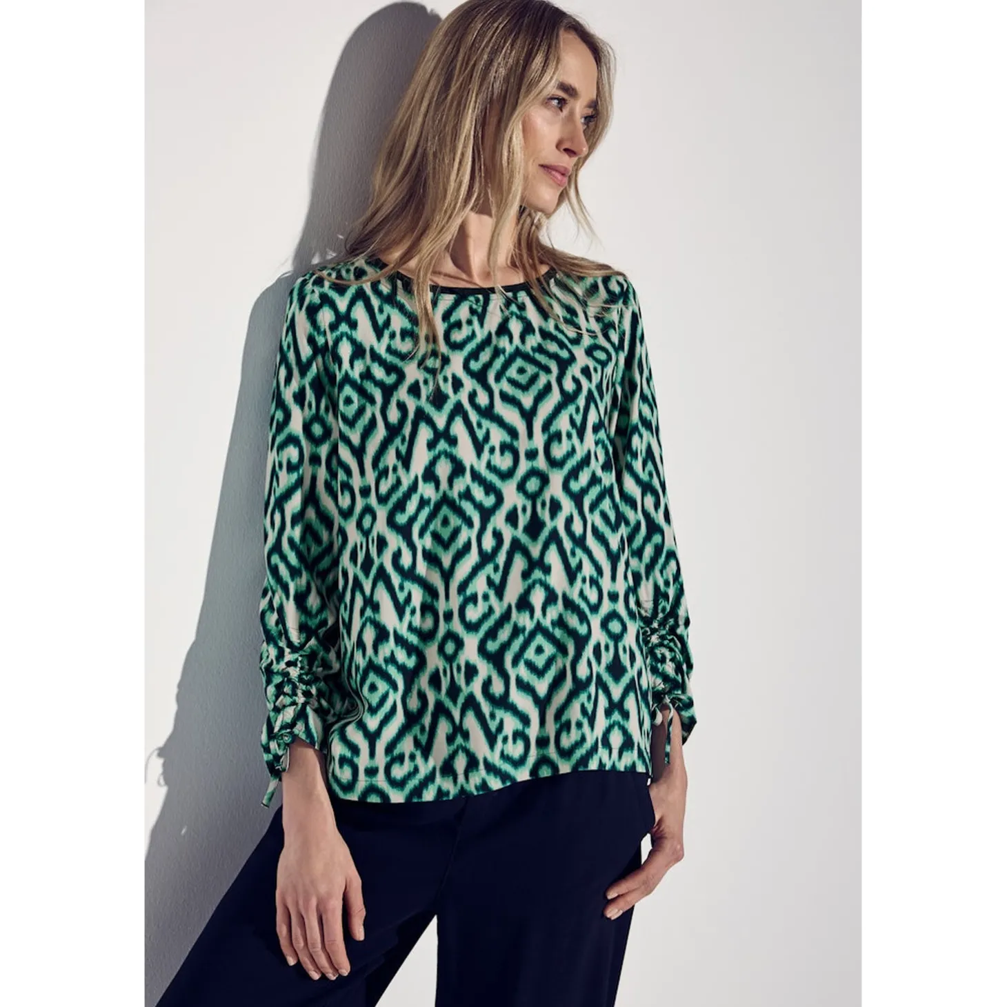 Roundneck blouse w gathered sl