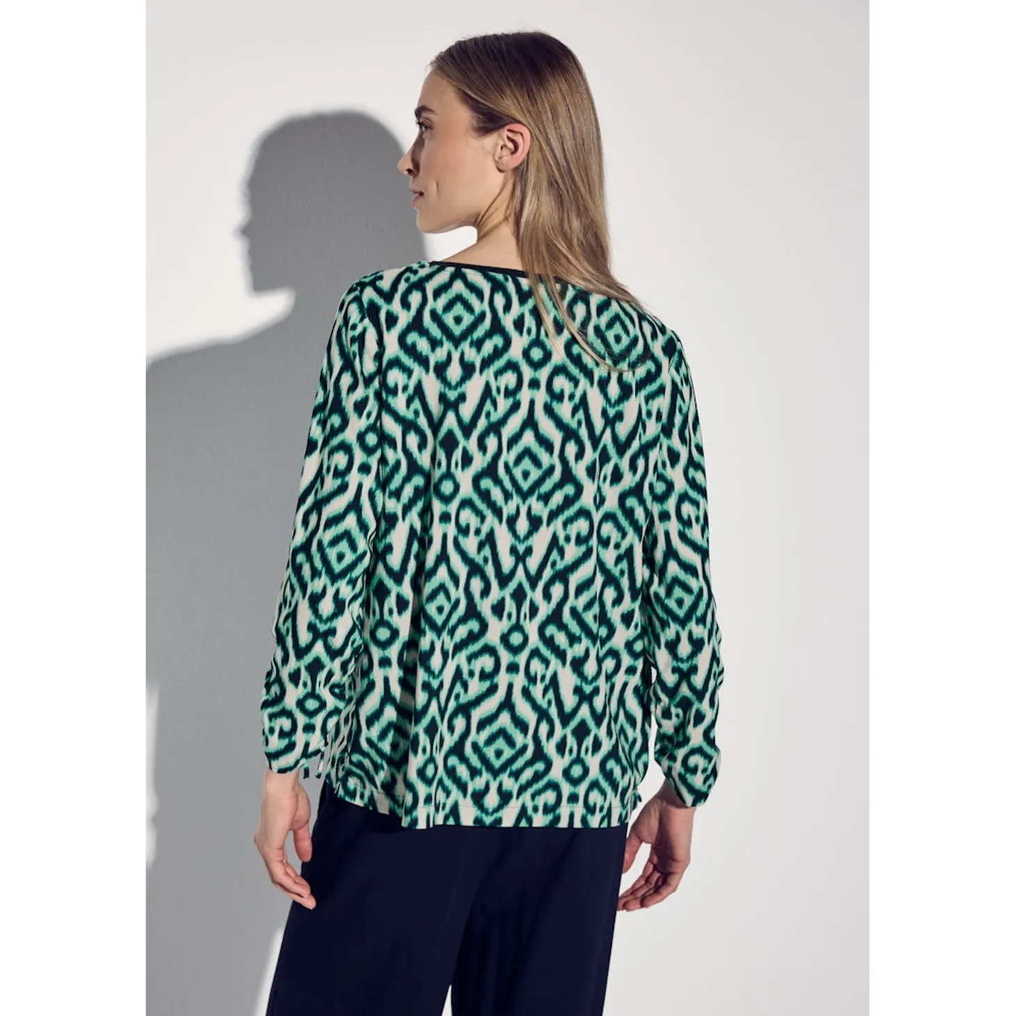 Roundneck blouse w gathered sl