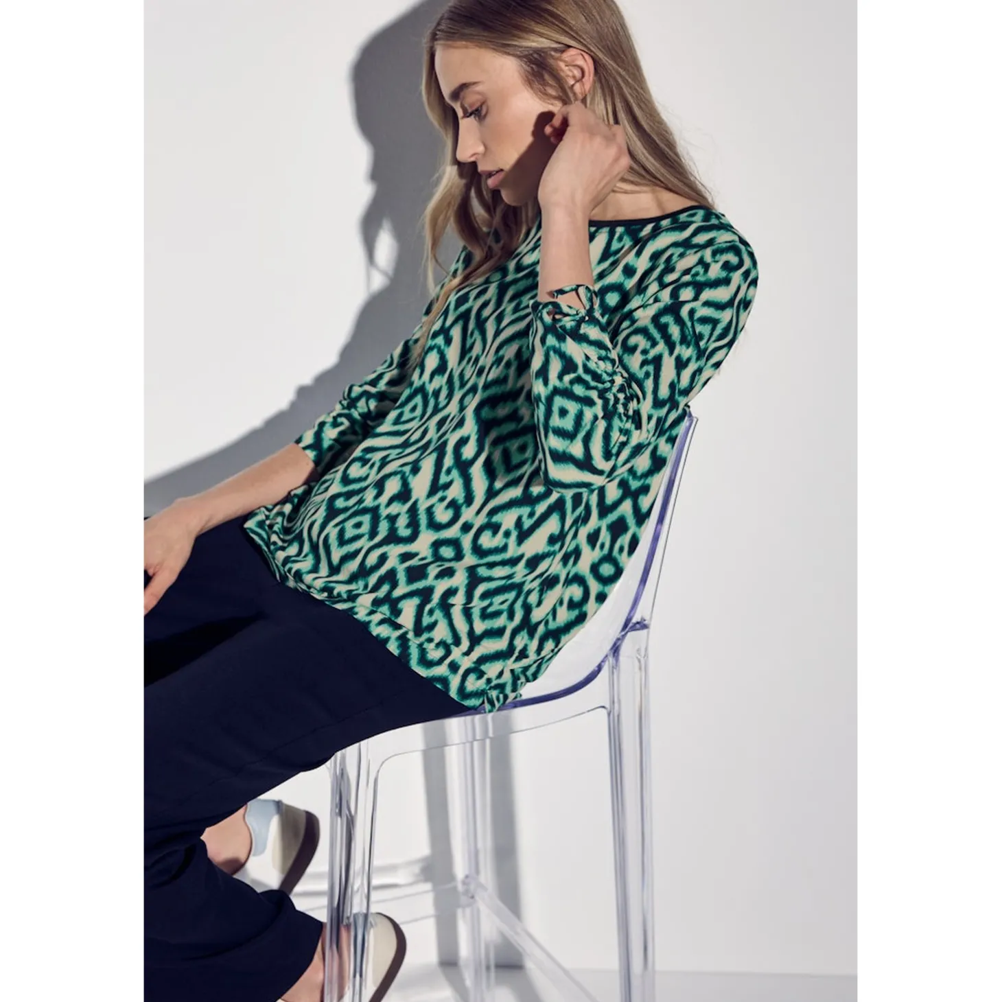 Roundneck blouse w gathered sl